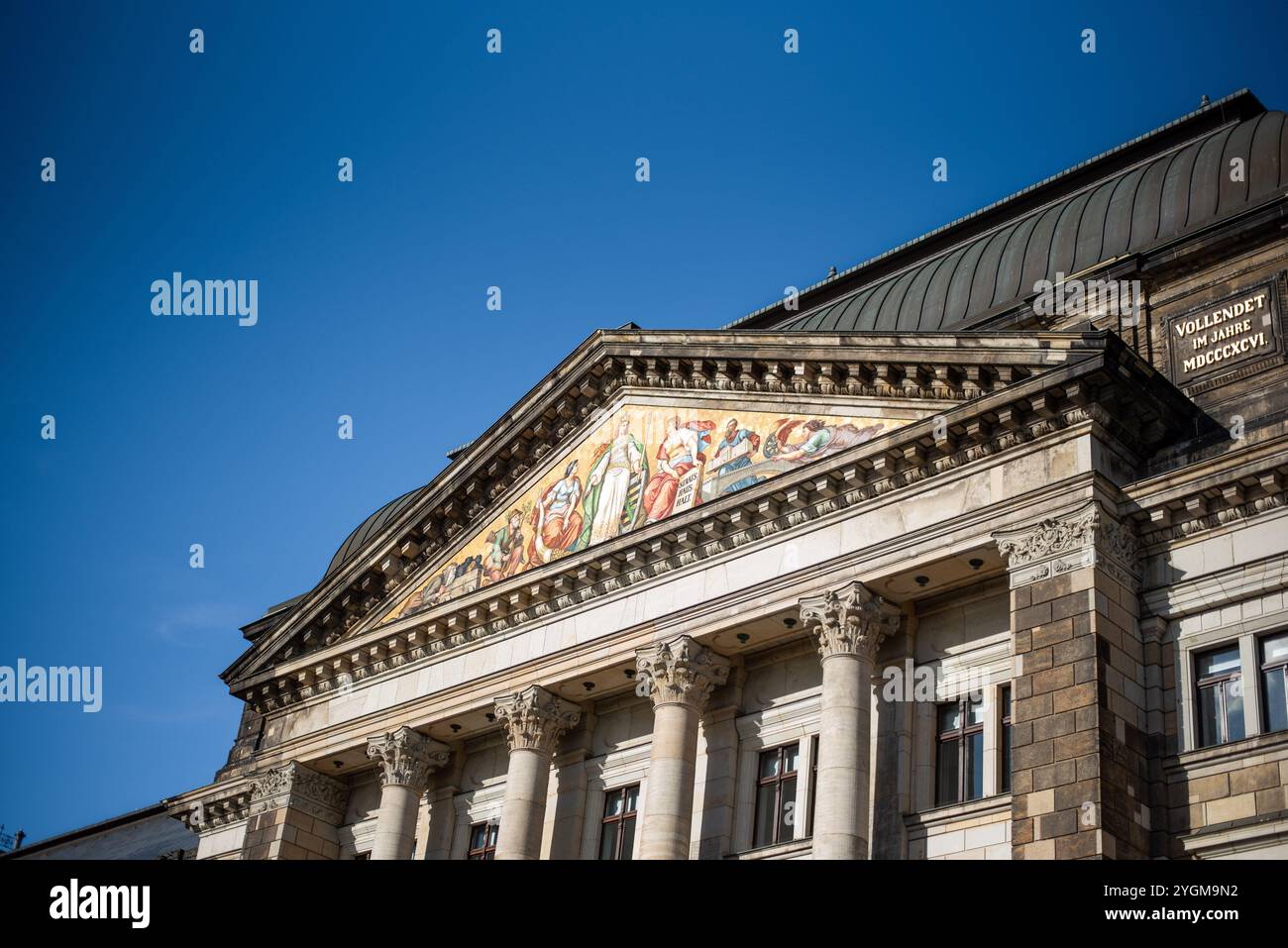 Das Sächsische Staatsministerium für Finanzen in Dresden besticht durch seine beeindruckende Architektur, die Funktionalität mit historischer Eleganz verbindet und die lokalen Vertreter repräsentiert Stockfoto