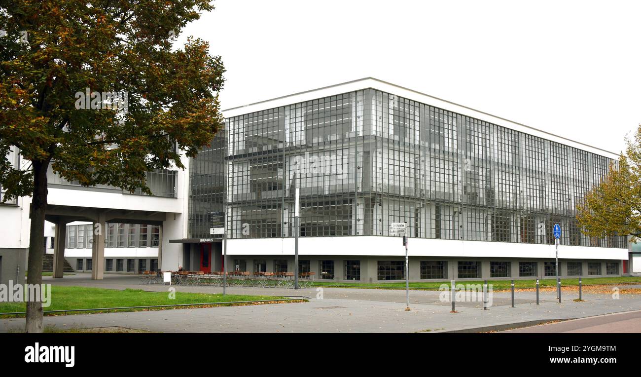 28. Oktober 2024, Sachsen-Anhalt, Dessau-Roßlau: Blick auf das historische Bauhausgebäude in Dessau-Roßlau. Das ehemalige Schulgebäude des Staatlichen Bauhauses in Dessau wurde 1925 von Walter Gropius entworfen und zwischen 1925 und 1926 für das zuvor in Weimar ansässige Bauhaus und für die Dessauer Kunstgewerbeschule errichtet. Das Bauhaus gehört zum UNESCO-Weltkulturerbe. Foto: Waltraud Grubitzsch/dpa Stockfoto