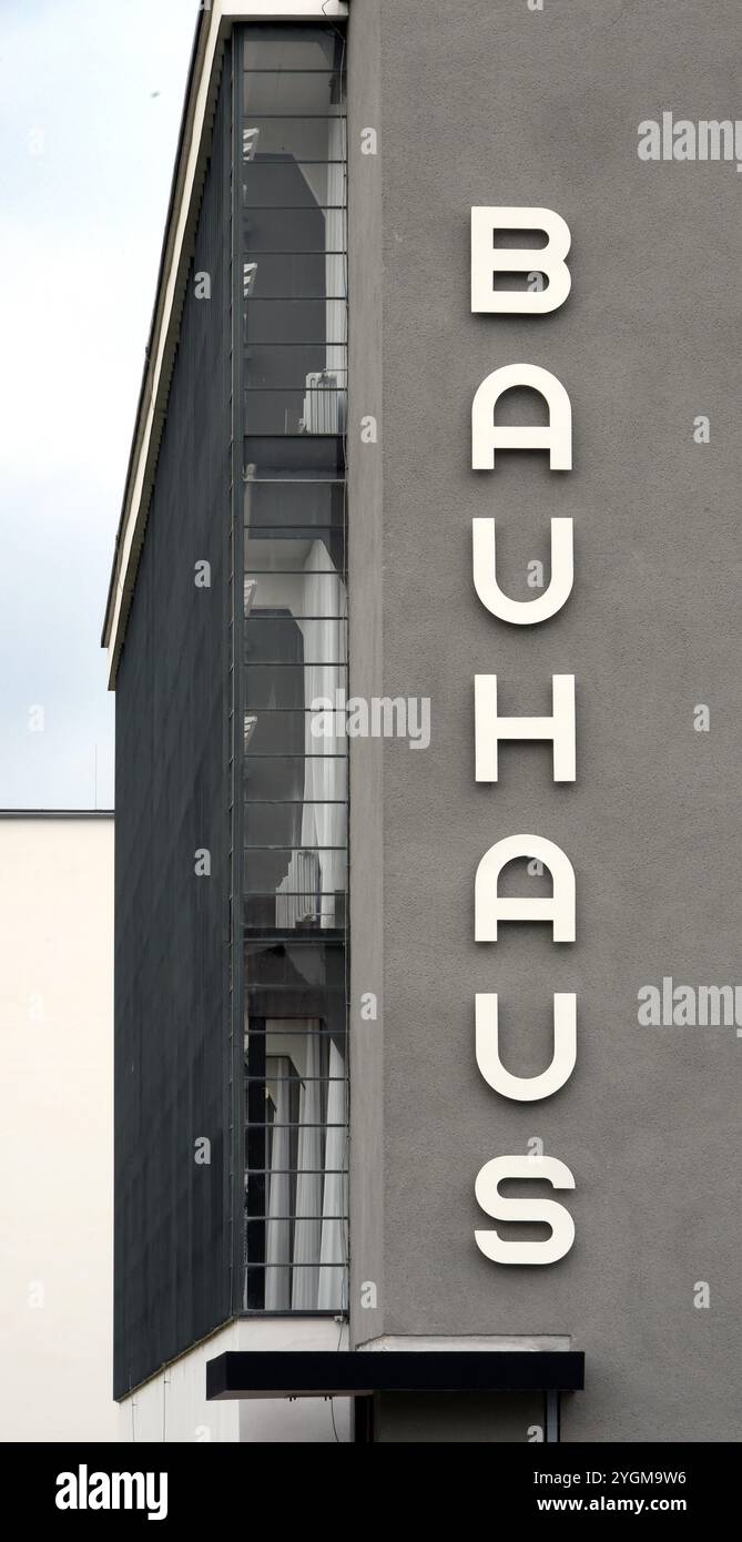 28. Oktober 2024, Sachsen-Anhalt, Dessau-Roßlau: Blick auf das historische Bauhausgebäude in Dessau-Roßlau. Das ehemalige Schulgebäude des Staatlichen Bauhauses in Dessau wurde 1925 von Walter Gropius entworfen und zwischen 1925 und 1926 für das zuvor in Weimar ansässige Bauhaus und für die Dessauer Kunstgewerbeschule errichtet. Das Bauhaus gehört zum UNESCO-Weltkulturerbe. Foto: Waltraud Grubitzsch/dpa Stockfoto