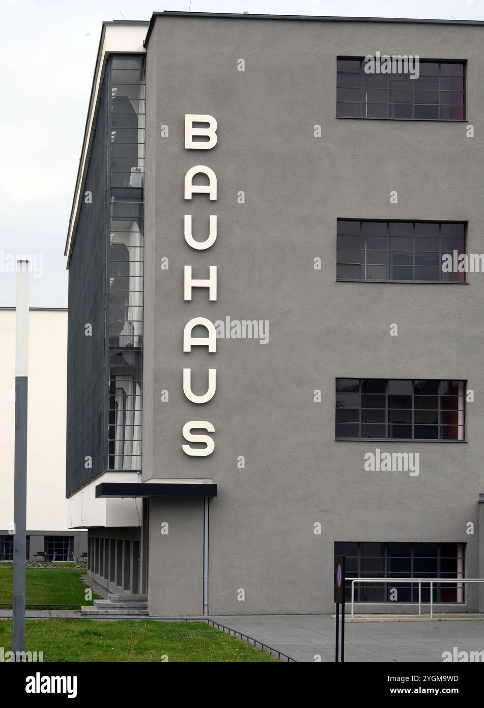 28. Oktober 2024, Sachsen-Anhalt, Dessau-Roßlau: Blick auf das historische Bauhausgebäude in Dessau-Roßlau. Das ehemalige Schulgebäude des Staatlichen Bauhauses in Dessau wurde 1925 von Walter Gropius entworfen und zwischen 1925 und 1926 für das zuvor in Weimar ansässige Bauhaus und für die Dessauer Kunstgewerbeschule errichtet. Das Bauhaus gehört zum UNESCO-Weltkulturerbe. Foto: Waltraud Grubitzsch/dpa Stockfoto