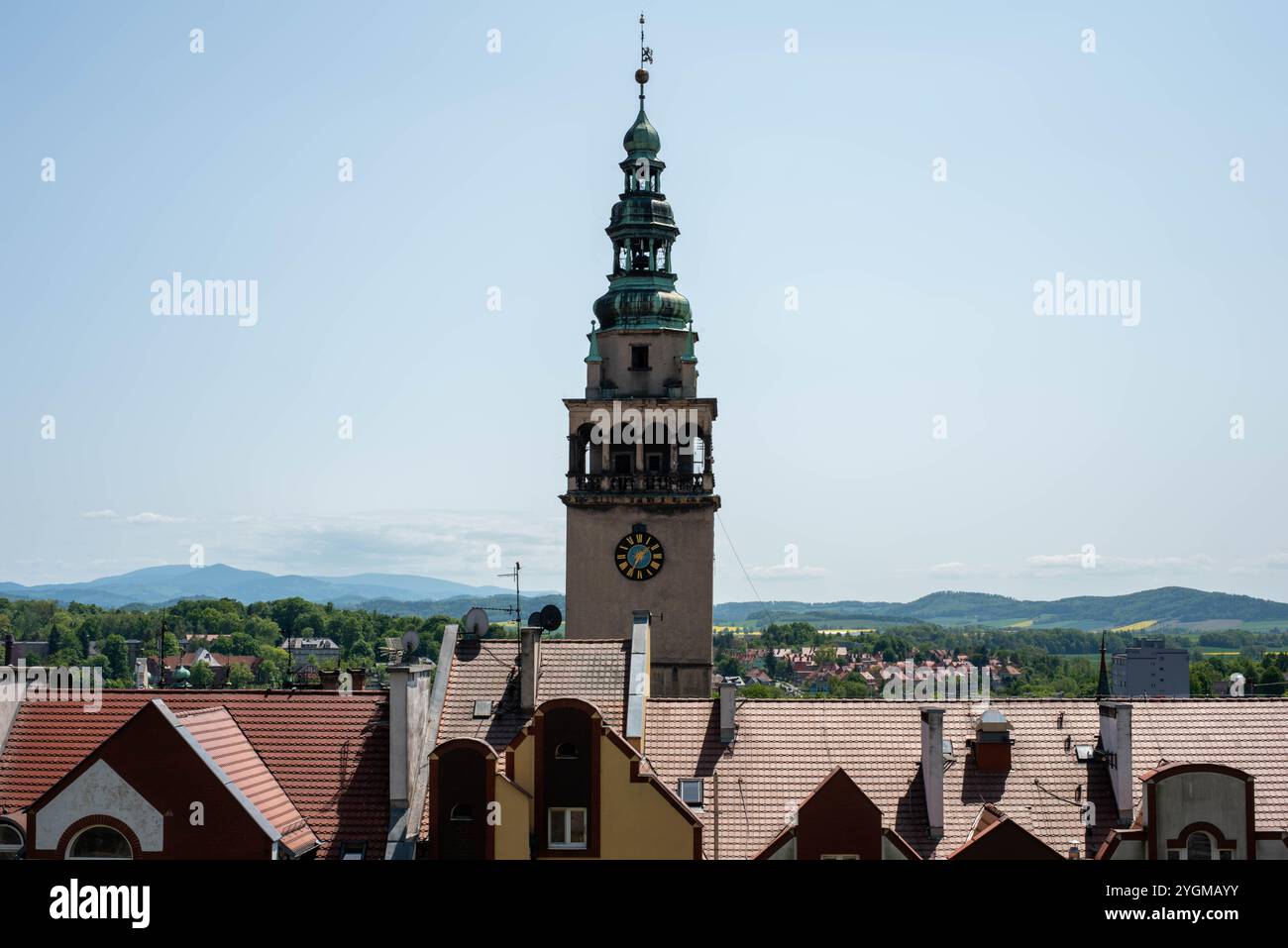 Der Rathausturm in Klodzko, Polen, erhebt sich von der Festung aus gesehen über der Stadt mit seinem komplizierten Design und bietet einen Einblick in die lokale Geschichte Stockfoto Der Rathausturm in Klodzko, Polen, erhebt sich von der Festung aus gesehen über der Stadt mit seinem komplizierten Design und bietet einen Einblick in die lokale Geschichte Stockfoto