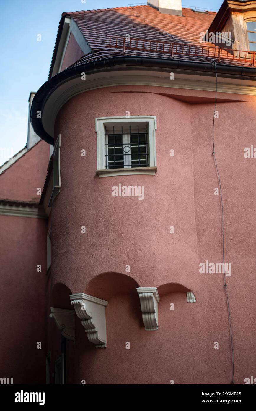 Der Turm in Zabkowice, Polen, erhebt sich mit seiner unverwechselbaren Architektur, die die reiche Geschichte und den Charme der Stadt vor der Skyline widerspiegelt Stockfoto