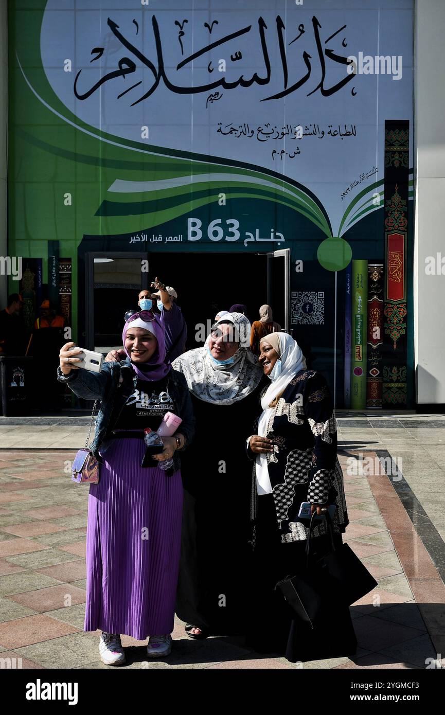 Kairo, Ägypten. Juli 2021. Besucher besuchen die 52. Ausgabe der Internationalen Buchmesse Kairo im Ägyptischen International Exhibition Center (EIEC) in Neu-Kairo. Die Bücherausstellung in Kairo gilt als das wichtigste Ereignis in der arabischen Verlagswelt, und die diesjährige Ausgabe mit dem Titel „Reading is Life“ zeigt 1.218 Verlage aus 25 Ländern. Die Messe wurde am 1. Juli für die Öffentlichkeit geöffnet und soll bis zum 15. Juli unter strengen COVID-19-Vorsorgemaßnahmen, einschließlich einer begrenzten Anzahl von Tagesbesuchern und der Verhinderung von Menschenmassen, täglich stattfinden Stockfoto