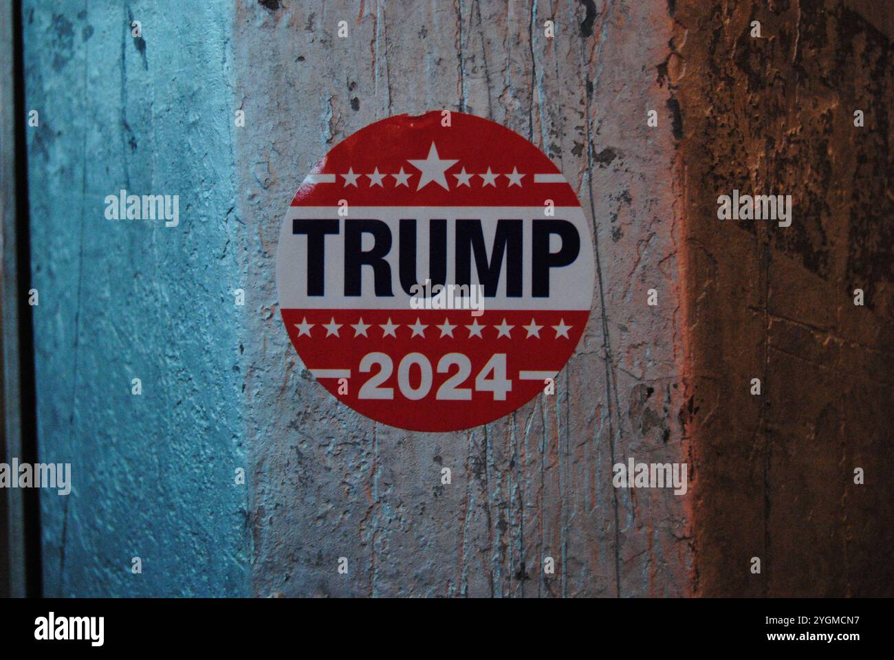 New York City, New York, USA - 07. November 2024: Trump 2024-Aufkleber links an einer Stange in der Nähe des Times Square. Stockfoto