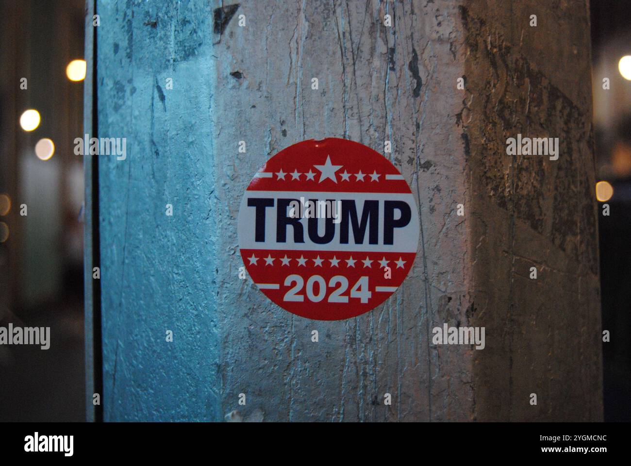 New York City, New York, USA - 07. November 2024: Trump 2024-Aufkleber links an einer Stange in der Nähe des Times Square. Stockfoto