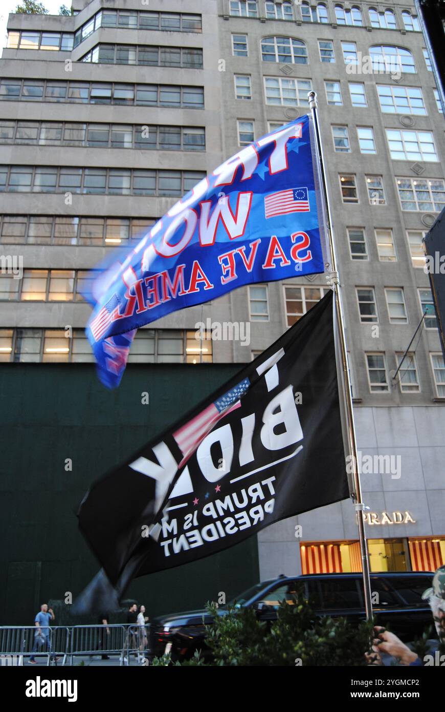 New York City, New York, USA - 07. November 2024: Pro Trump fahnt vor dem Trump Tower auf der 5th Avenue in New York City. Stockfoto