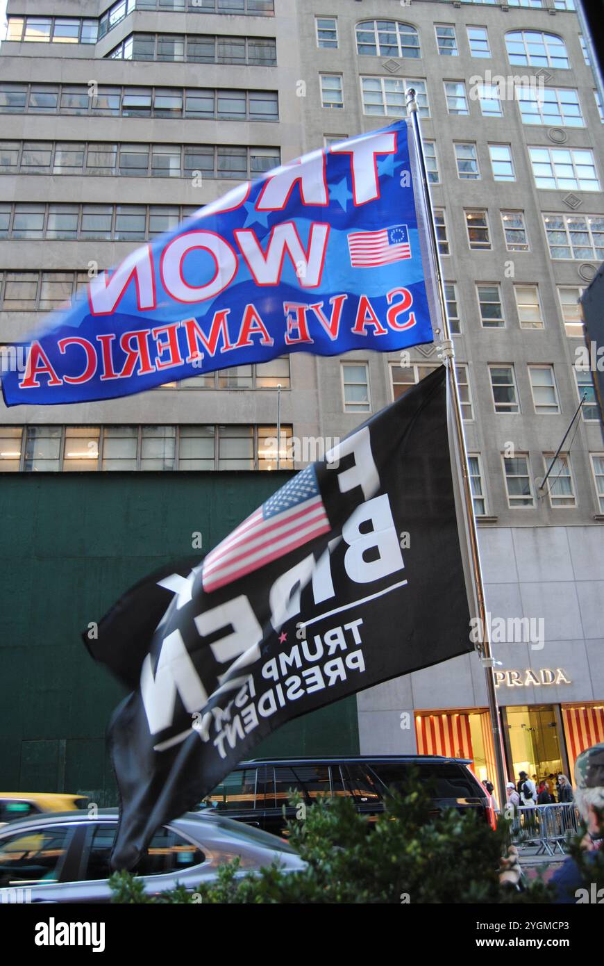 New York City, New York, USA - 07. November 2024: Pro Trump fahnt vor dem Trump Tower auf der 5th Avenue in New York City. Stockfoto