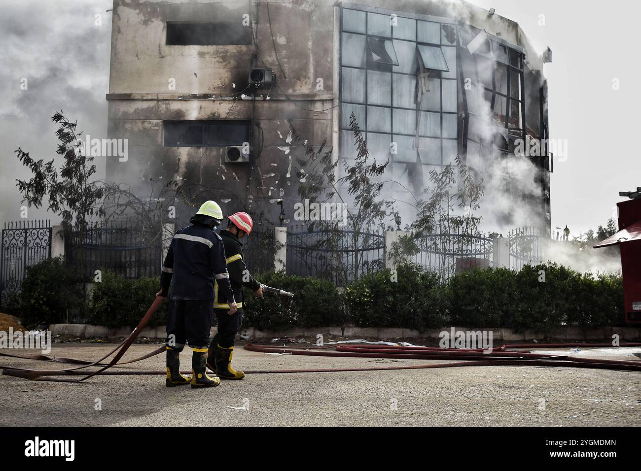 Großraum Kairo, Ägypten. 11. März 2021. Feuerwehrleute vor Ort nach einem Brand in einer Bekleidungsfabrik im Industriegebiet Obour, nördlich der ägyptischen Hauptstadt Kairo. Mindestens 20 Menschen starben und 24 weitere wurden bei dem Brand im vierstöckigen Gebäude verletzt, dessen Ursache noch nicht bekannt ist. Nach Angaben der örtlichen Behörden wurden mehrere Löschfahrzeuge zum Einsatzort geschickt, um eine Ausbreitung des Feuers auf benachbarte Fabriken zu verhindern Stockfoto