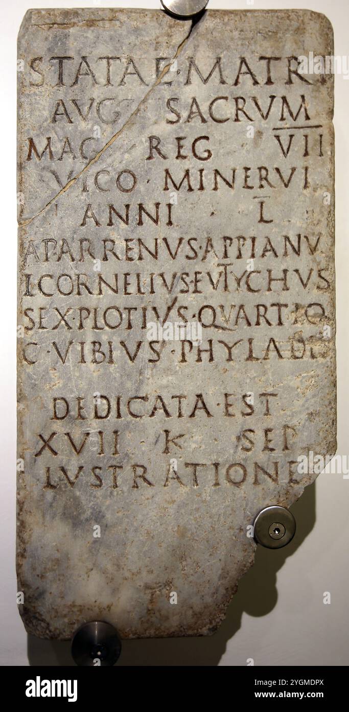Eine Basis, die dem Stata Mater angeboten wird. Vor einem kleinen Stützpunkt, der der Stata Mater Augusta in Anlehnung an den 50. Jahrestag des Vicus angeboten wurde Stockfoto