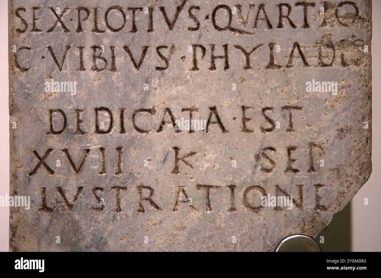 Eine Basis, die dem Stata Mater angeboten wird. Vor einem kleinen Stützpunkt, der der Stata Mater Augusta in Anlehnung an den 50. Jahrestag des Vicus angeboten wurde Stockfoto
