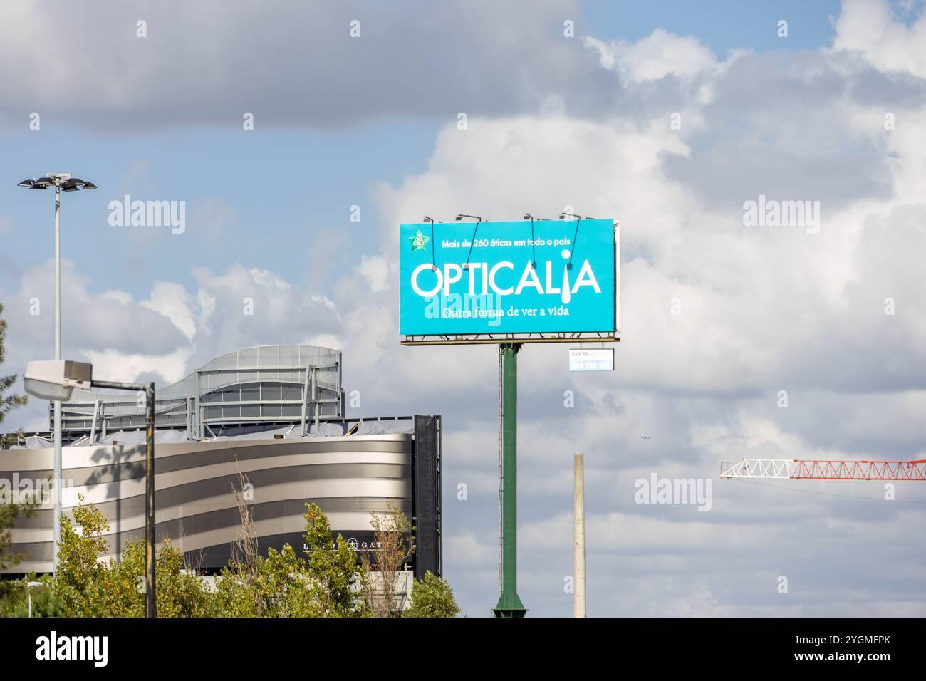 Auf der großen Plakattafel werden das Opticalia-Logo und der Slogan zur Werbung für Augenpflegedienste in portugal angezeigt Stockfoto