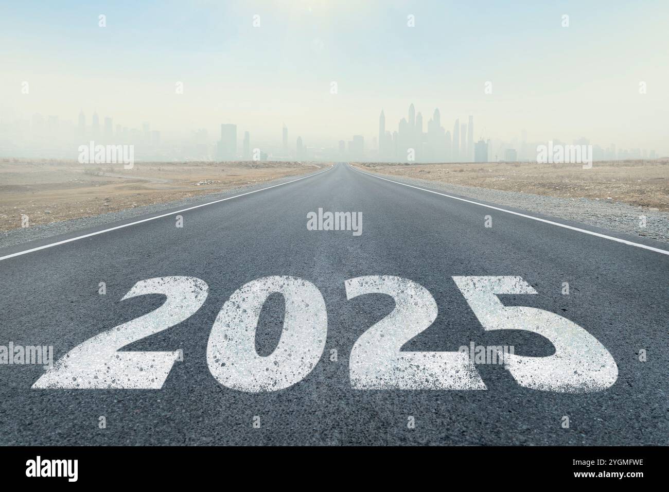 Inschrift 2025 auf der Autobahn in der Mitte einer leeren Asphaltstraße und wunderschönem blauen Himmel geschrieben. Konzept für Vision Neujahr 2025. Zukunftsvision. Stockfoto