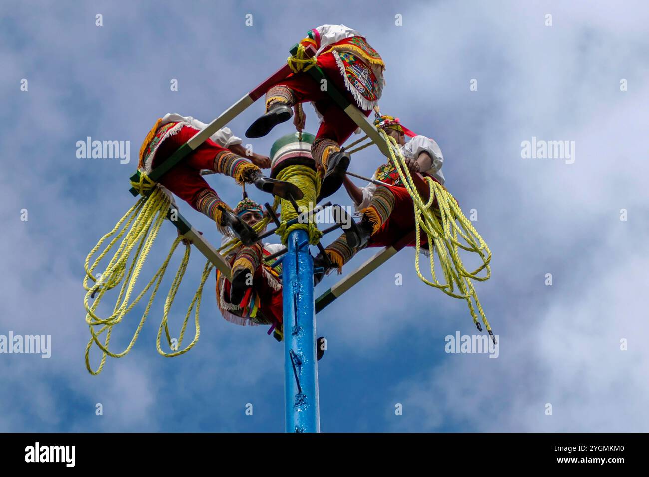 TULUM, MEXIKO - 29. OKTOBER 2024 - Akrobatische Darbietungen von Palo Volador, 'Tanz der Flyer', traditionelle Zeremonie, Los voladores ein antikes Toto Stockfoto