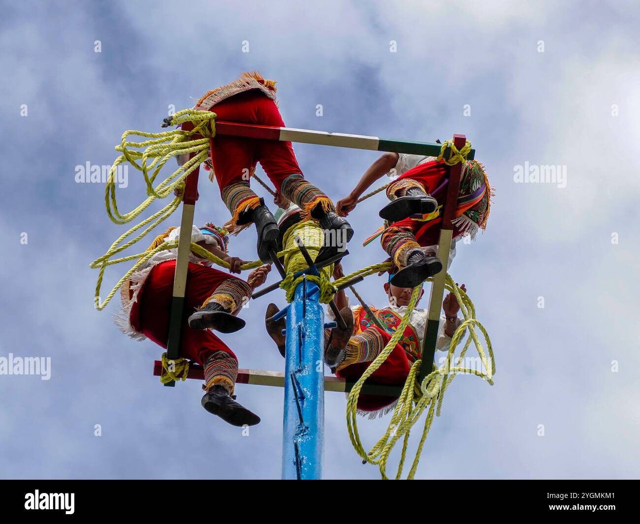 TULUM, MEXIKO - 29. OKTOBER 2024 - Akrobatische Darbietungen von Palo Volador, 'Tanz der Flyer', traditionelle Zeremonie, Los voladores ein antikes Toto Stockfoto