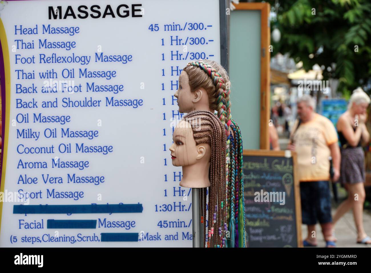 Liste der Dienstleistungen und Preise für Massage auf der Straße des Resortdorfes Stockfoto