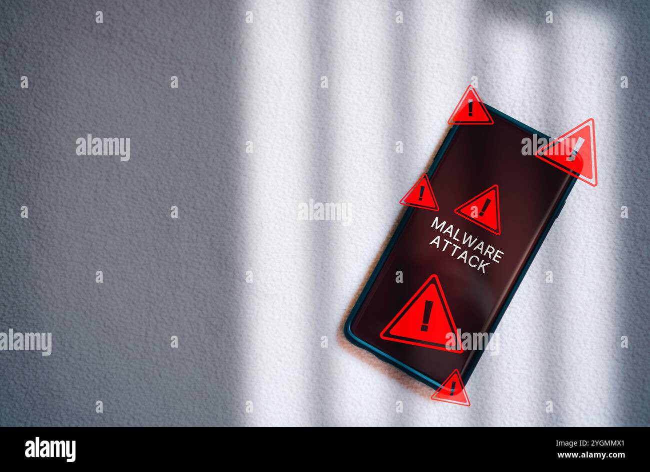 Warnmeldung „System gehackt“ auf Laptop. Viren, Spyware, Malware oder schädliche Software. Frau erhält eine Warnmeldung auf dem Laptop. Stockfoto