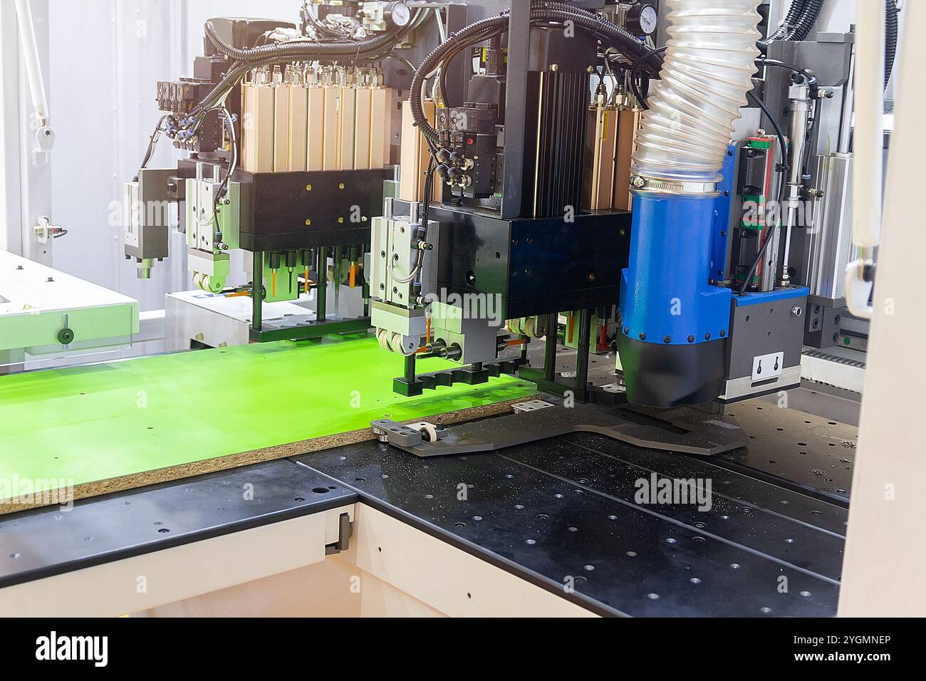 Eine moderne automatische Maschine schneidet Spanplatten in der Möbelproduktion. Industrie Stockfoto
