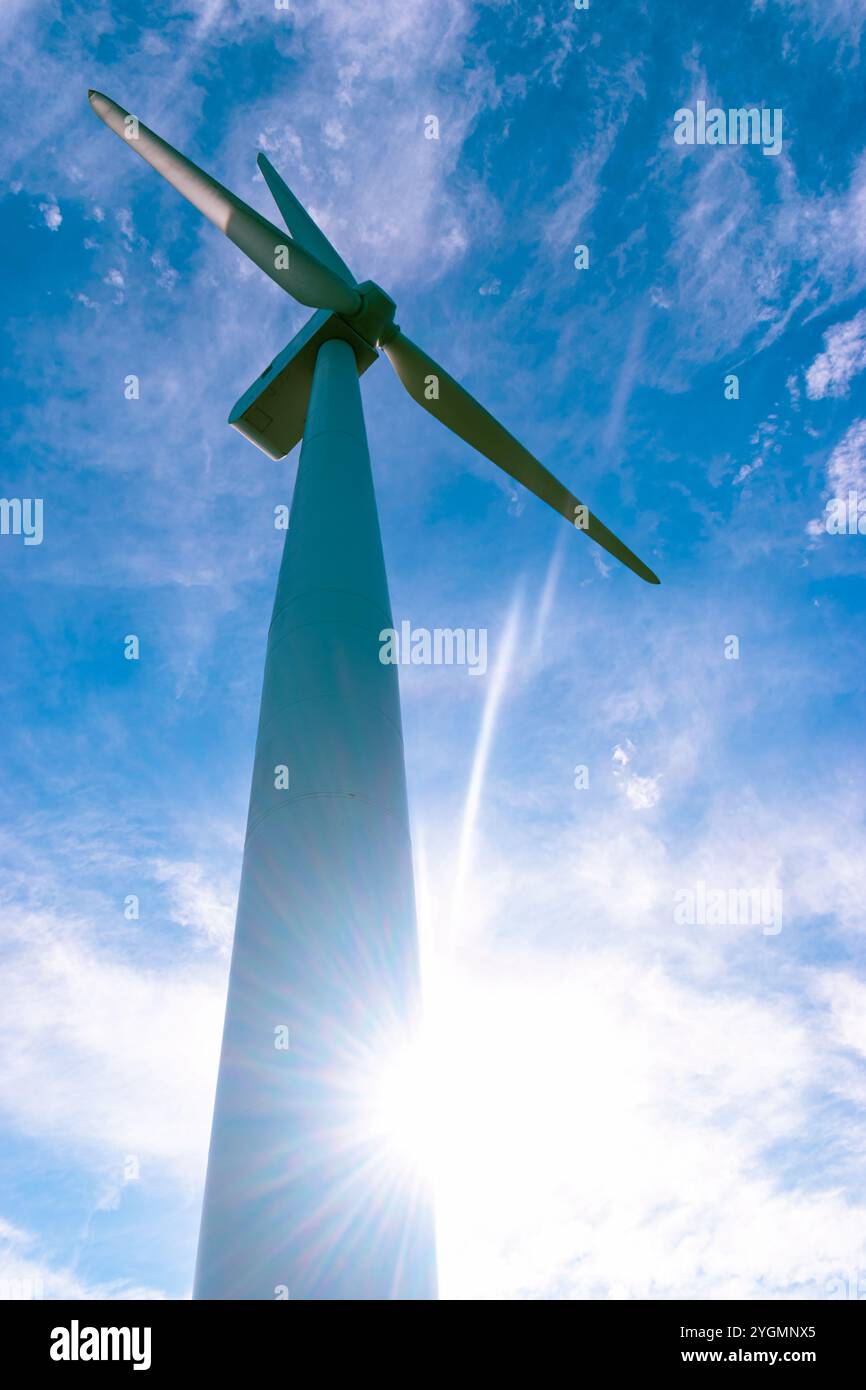 Windmühlen gegen den Himmel. Romblon, Philippinen Stockfoto