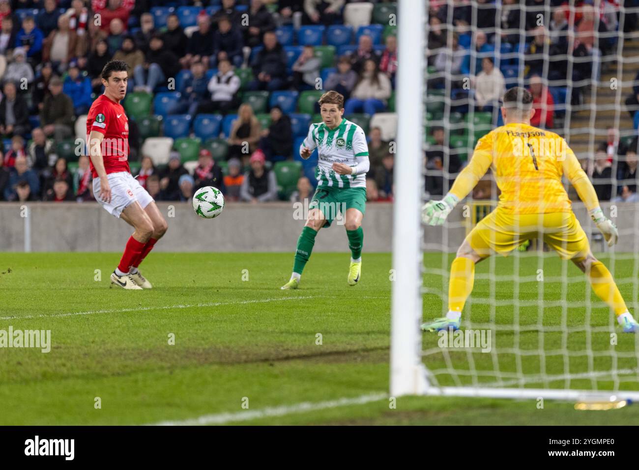 Belfast, Nordirland. November 2024. Kevin Csoboth schießt während des UEFA Conference League-Spiels zwischen Larne und dem FC St Gallen im National Stadium im Windsor Park. Quelle: Connor Douglas/Alamy Live News Stockfoto