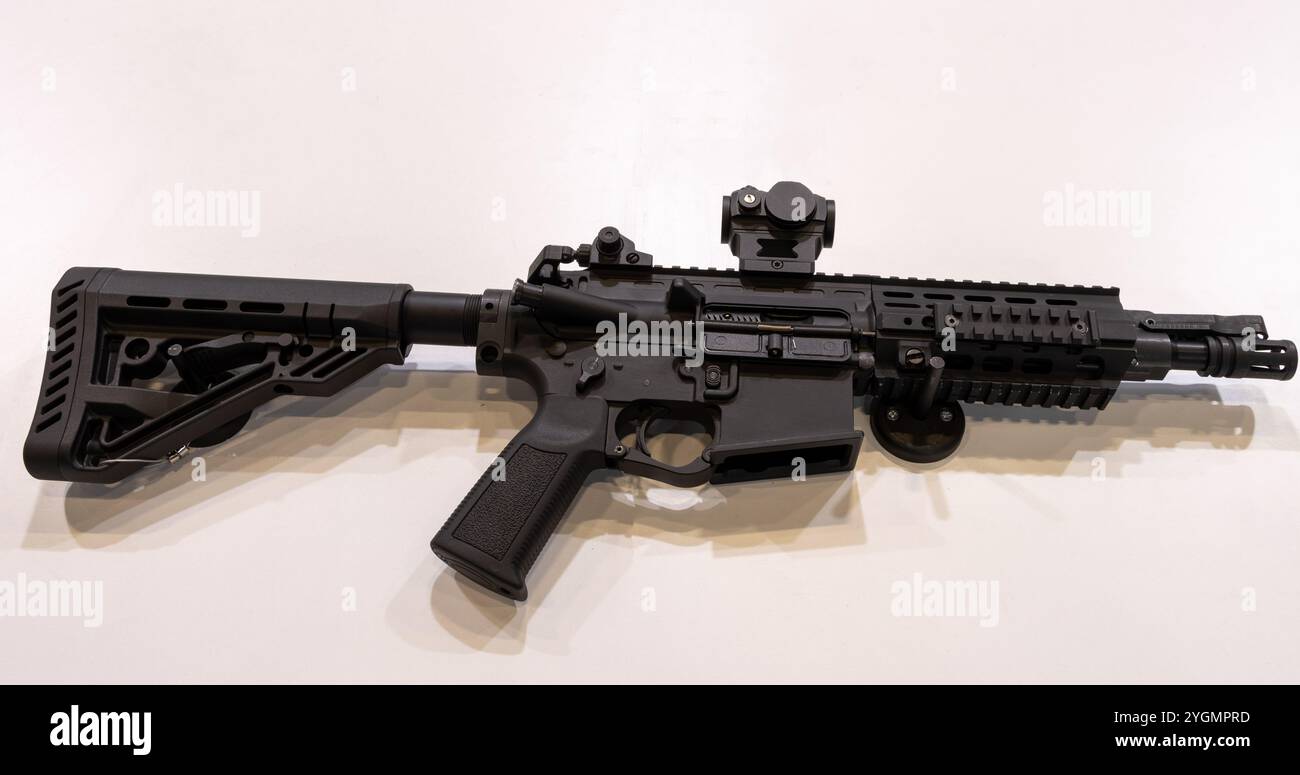 Maschinengewehr isolierter weißer Hintergrund Stockfoto