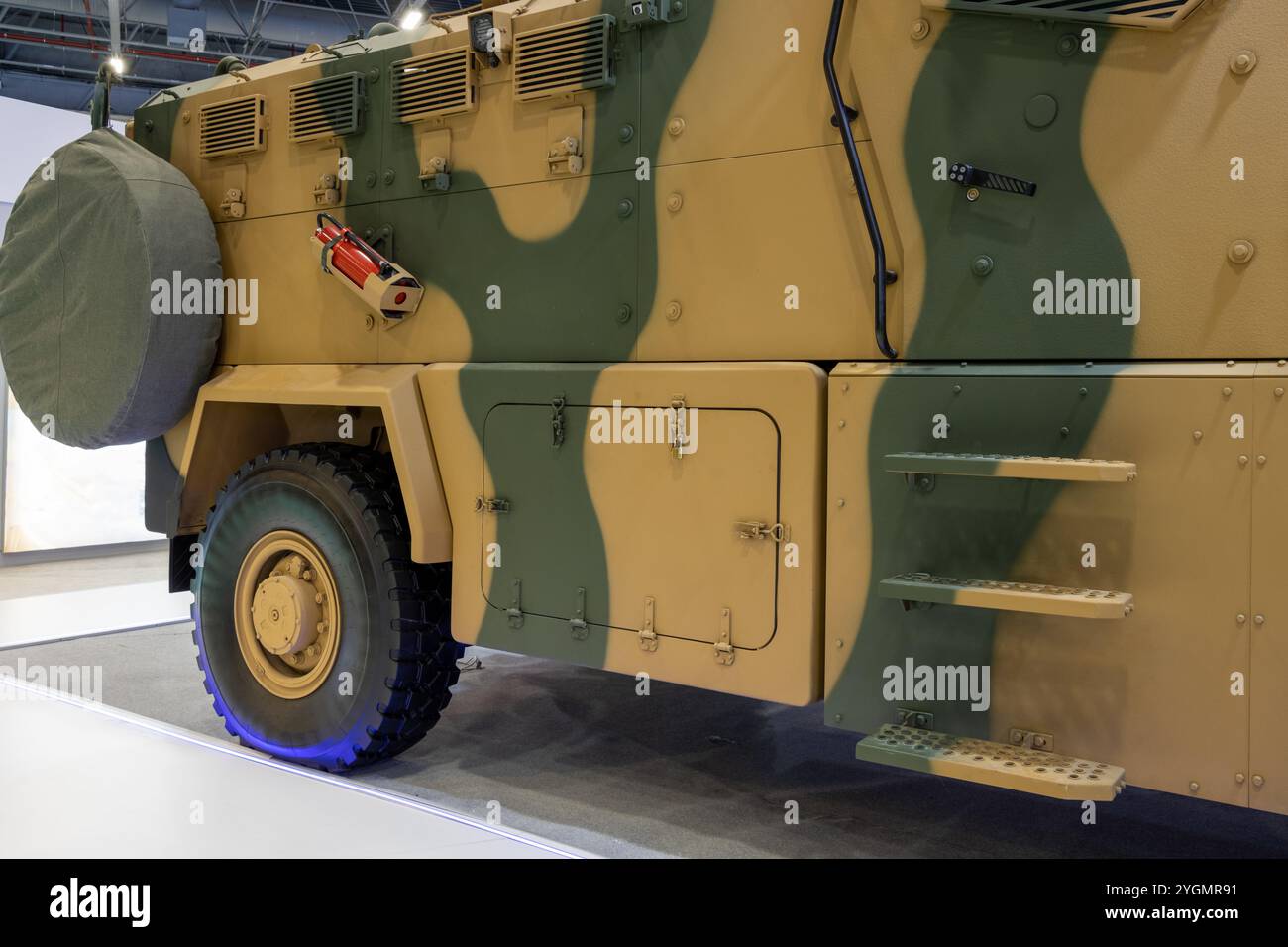 Militärgepanzerter Truck mit Tarnfarbe und Muster. Kriegs- und Verteidigungsindustrie Stockfoto