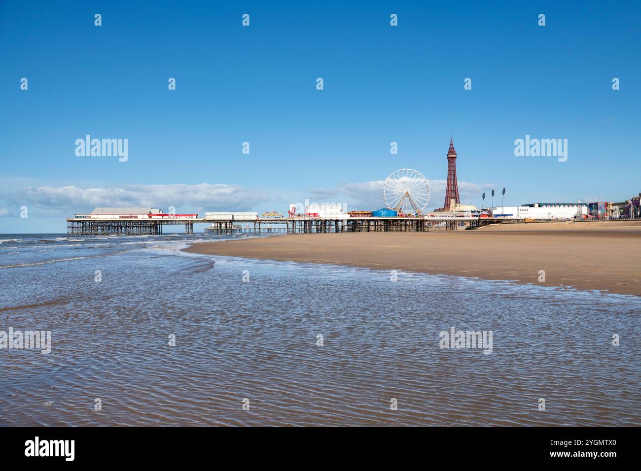 Ein klarer und sonniger Tag im Badeort Blackpool an der Küste von Lancashire im Nordwesten Englands. Stockfoto