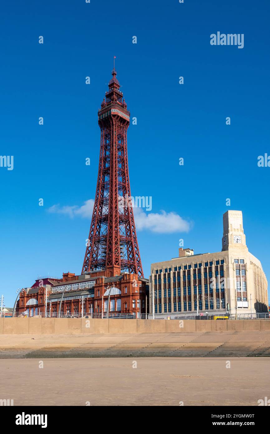 Der berühmte Blackpool Tower vom Strand aus gesehen an einem sonnigen Tag mit klarem blauem Himmel, Lancashire, England. Stockfoto