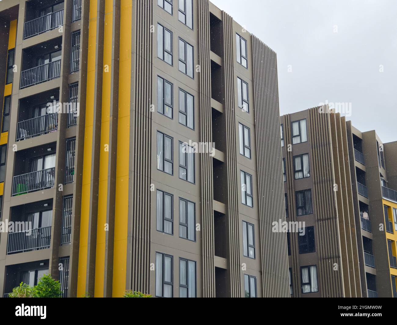 Detaillierte Sicht auf Fenster, Türen und Balkone von Stadtgebäuden Stockfoto