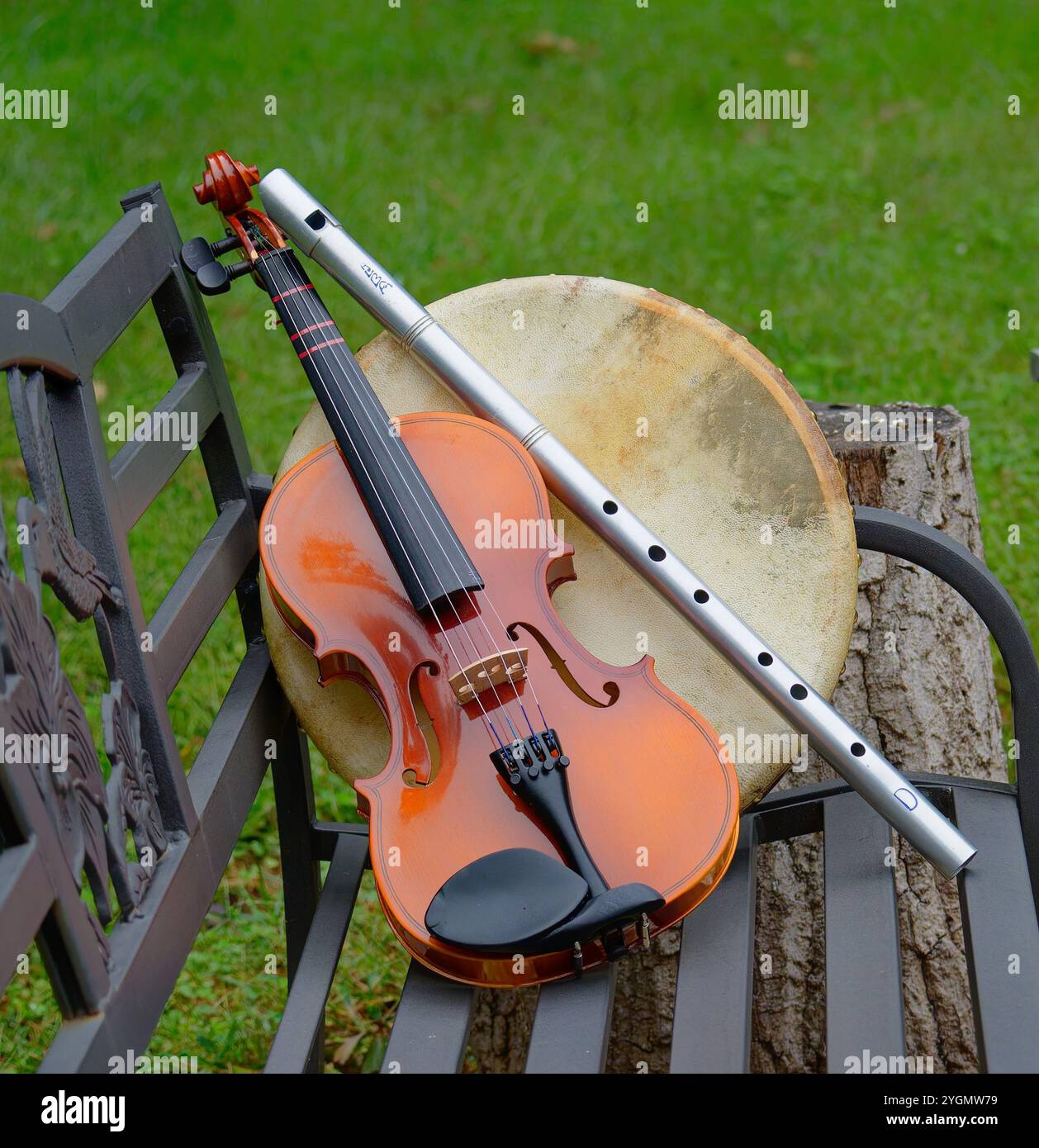 Bodhran-Trommel, Violine und irische Pfeife warten darauf zu spielen Stockfoto