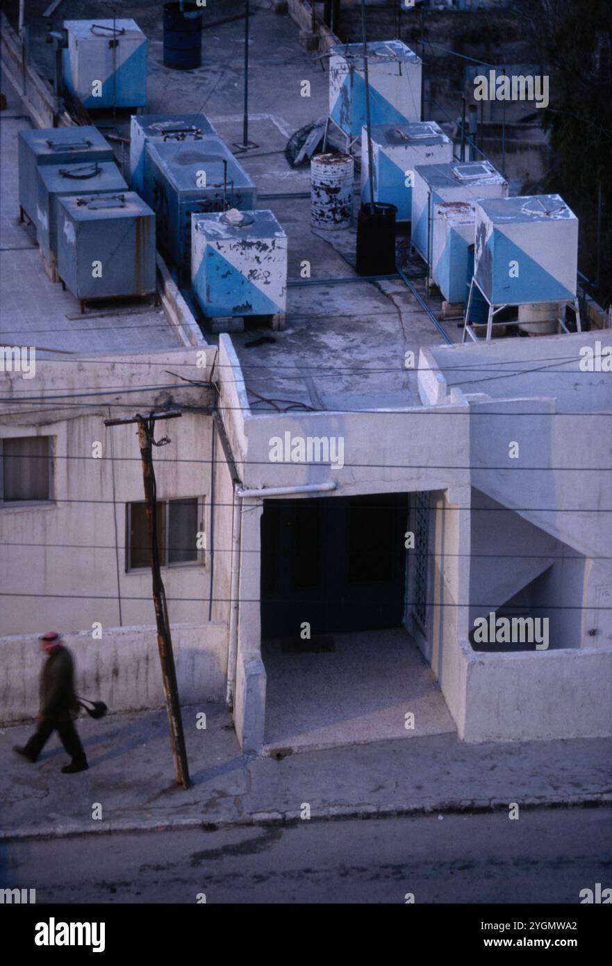 Wassertanks an der Spitze von Wohnhäusern und Geschäften in Amman, Jordanien. Wasser wird nur einmal pro Woche geliefert, sodass die Leute den Tank auf der Oberseite ihres Hauses füllen müssen, um es überall zu verwenden Stockfoto