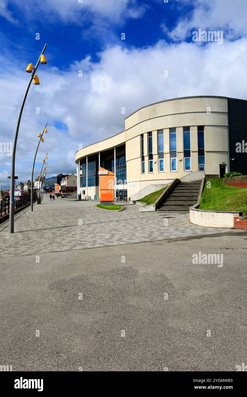 Das East Riding Leisure Centre an der Promenade in Bridlington Town, East Yorkshire, England, Großbritannien Stockfoto