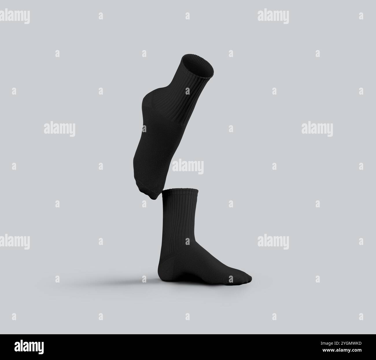 Schwarze mittelgroße Socken-Vorlage 3D-Rendering, ein Fuß angehoben und gestreckt, Seitenansicht, isoliert auf Hintergrund. Durchschnittliche Kleidung für Füße. Fashionab Stockfoto