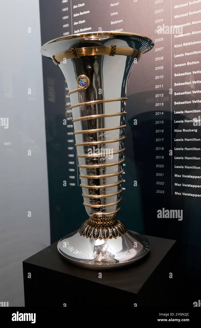 Nahaufnahme der Silver, Formel 1 World Championship Drivers Trophy, in der die Namen aller Weltmeister eingraviert sind. Stockfoto
