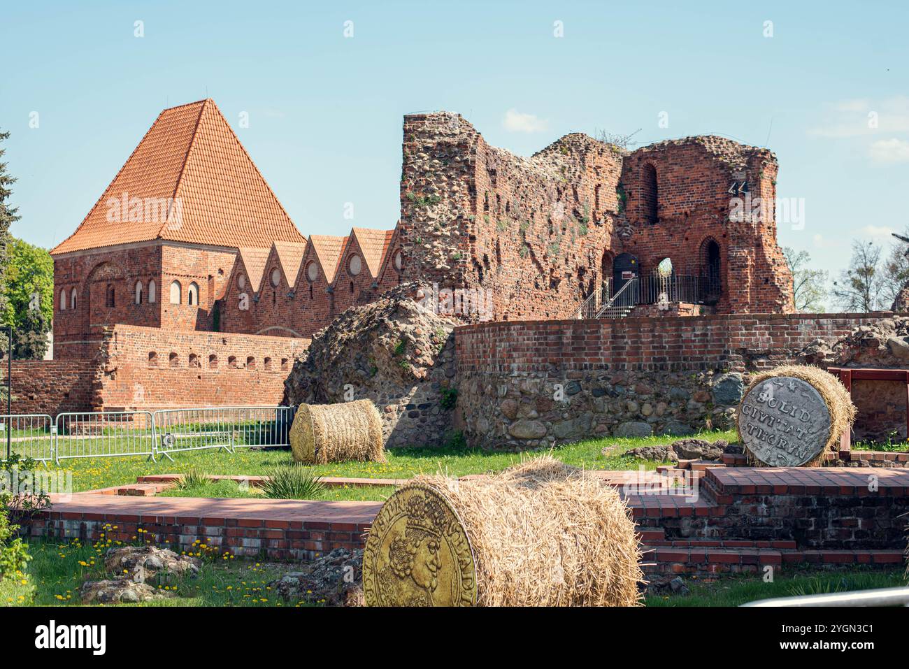 Ruinen der Burg des Deutschen Ritters in Toruń, die zwischen dem 13. Und 15. Jahrhundert erbaut wurde und mittelalterliche Geschichte und Architektur zeigt. Stockfoto