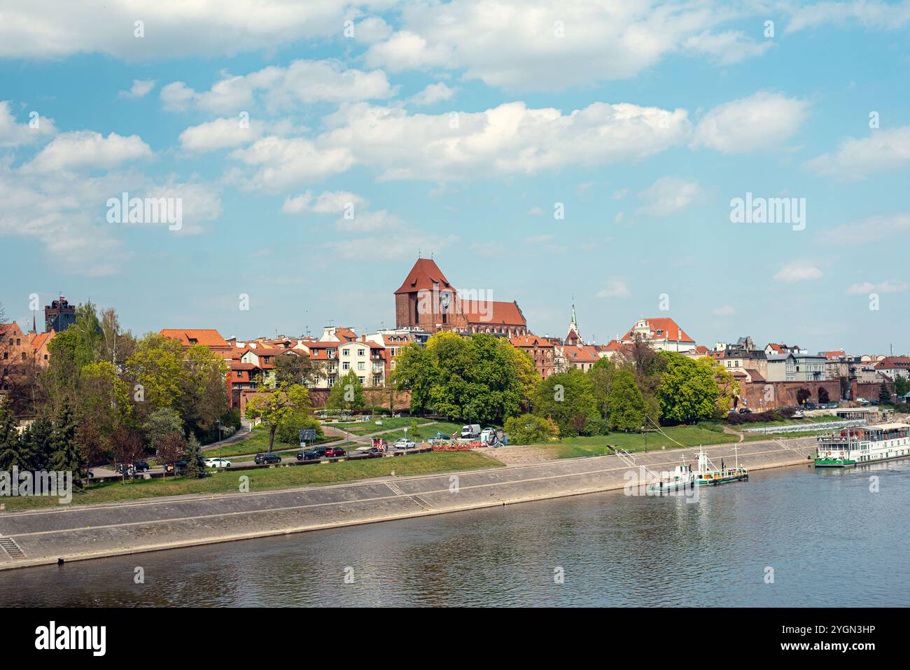 Malerische Aussicht auf die Stadt Toruń, Polen, von einer Brücke aus, die die historische Architektur und die Schönheit des Flusses der Stadt zeigt Stockfoto