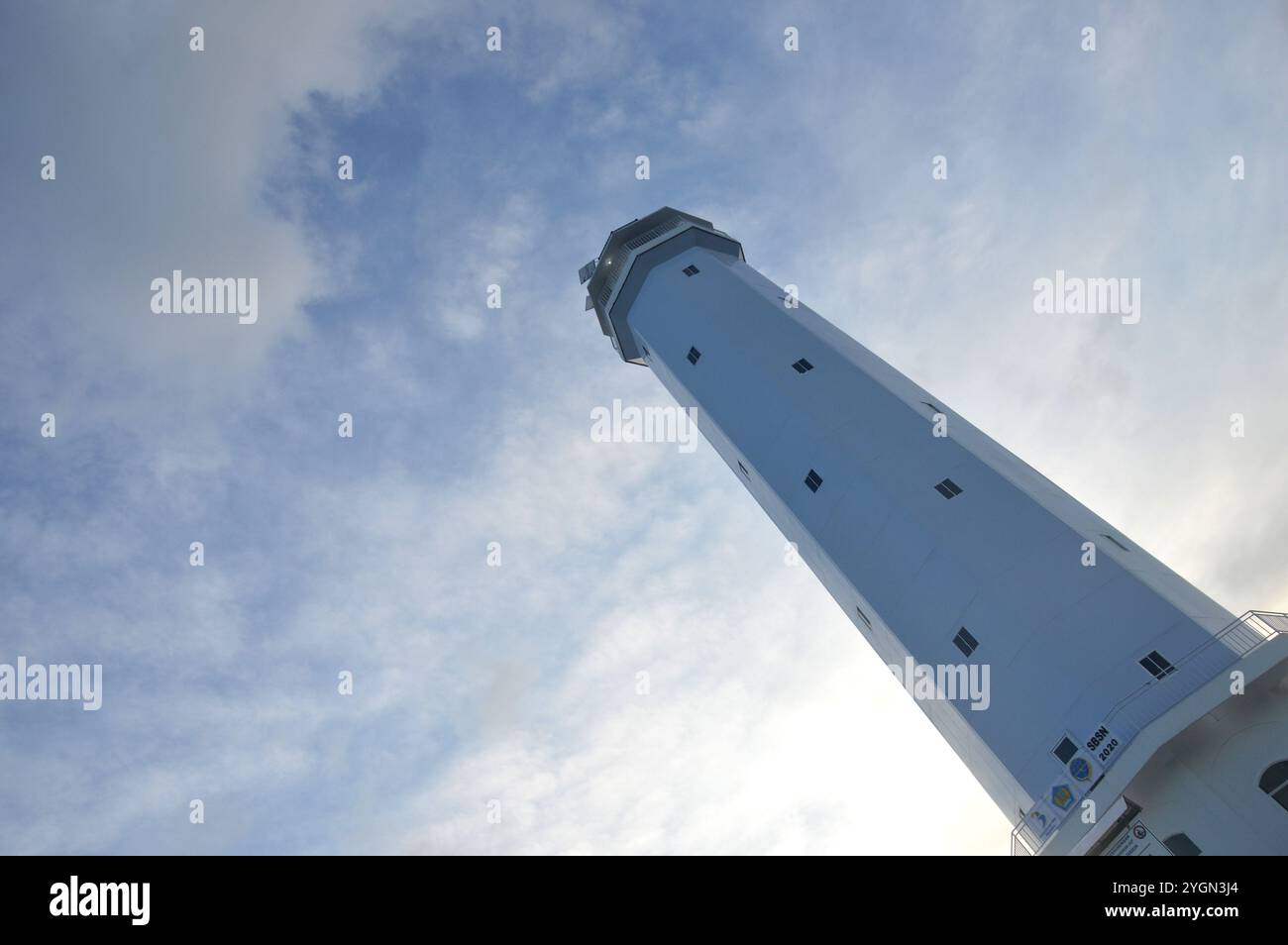 Der weiße Turm des Leuchtturms Tanjung Batu Tarakan - Indonesien Stockfoto