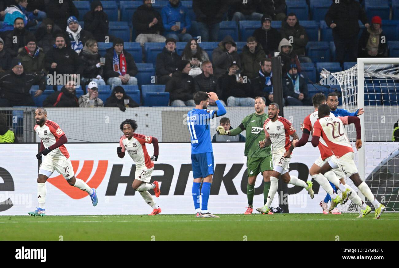 TOR zum 1:2 Alexandre Lacazette Olympique Lyon Lyonnais OL (10) Torjubel (links) Clinton Mata Olympique Lyon Lyonnais OL (22) Duje Caleta-Car Olympique Lyon Lyonnais OL (55) #ol21#Corentin Tolisso Olympique Lyon Lyonnais OL (08) Enttaeuschung bei Florian Grillitsch TSG 1899 BILD 1899 Hoffenheim (11 1899 07.11.2024 Stockfoto