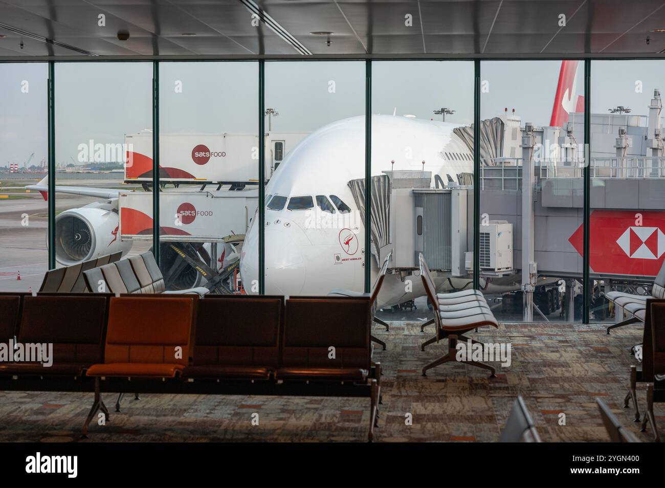 19.10.2024, Singapur, Republik Singapur, Asien - Ein Passagierflugzeug des Qantas Airways Airbus A380-842 mit der Registrierung VH-OQJ am Flughafen Changi. Stockfoto