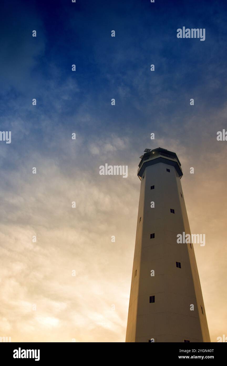 Der weiße Turm des Leuchtturms Tanjung Batu Tarakan - Indonesien Stockfoto