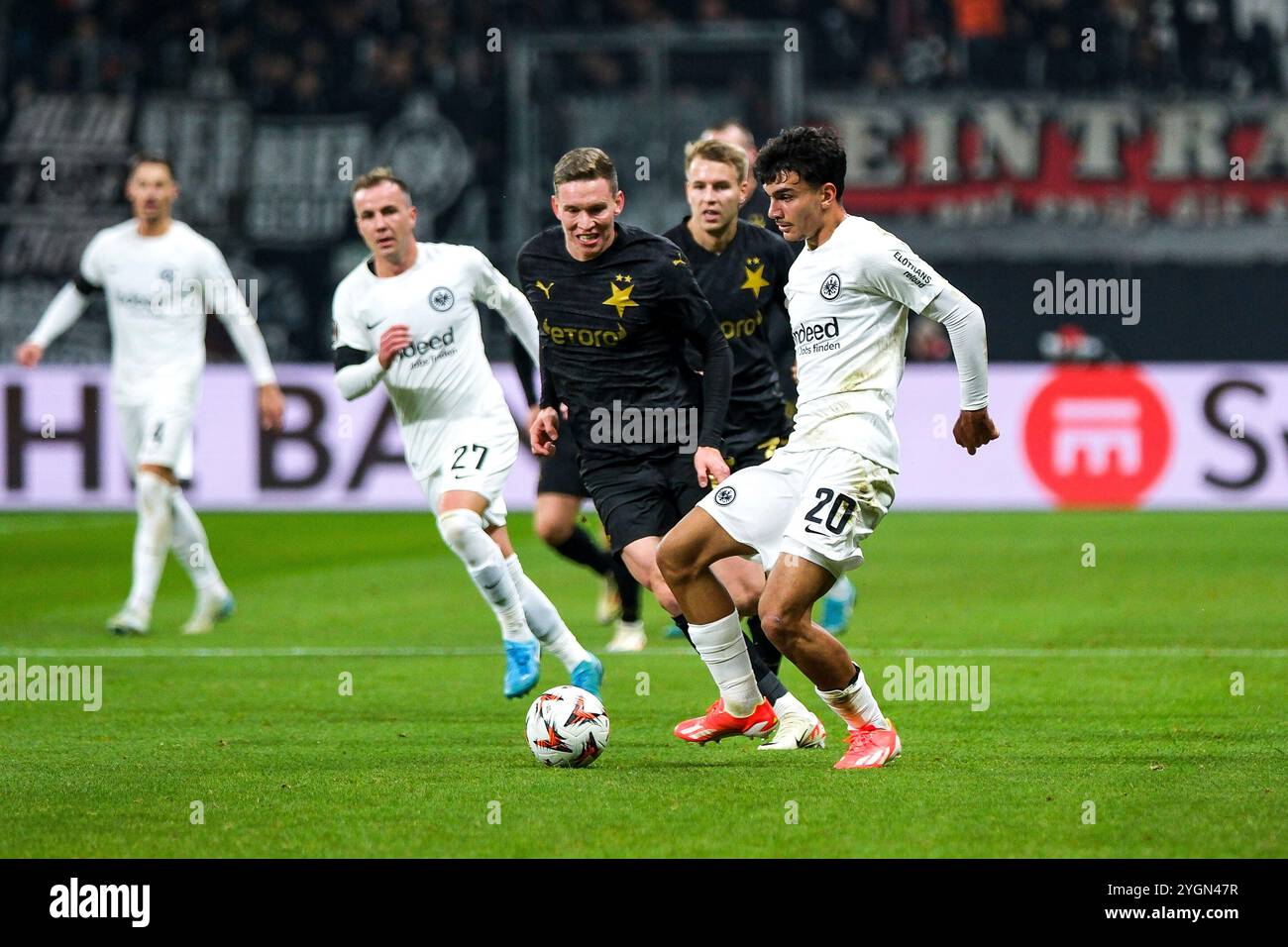 Frankfurt Am Main, Deutschland. November 2024. CAN Uzun (Eintracht Frankfurt, #20) am Ball, GER, Eintracht Frankfurt gegen SK Slavia Prag, Fussball, UEFA Europa League, 4. Spieltag, Spielzeit 2024/25, 07.11.2024. Foto: Eibner-Pressefoto/Florian Wiegand Credit: dpa/Alamy Live News Stockfoto