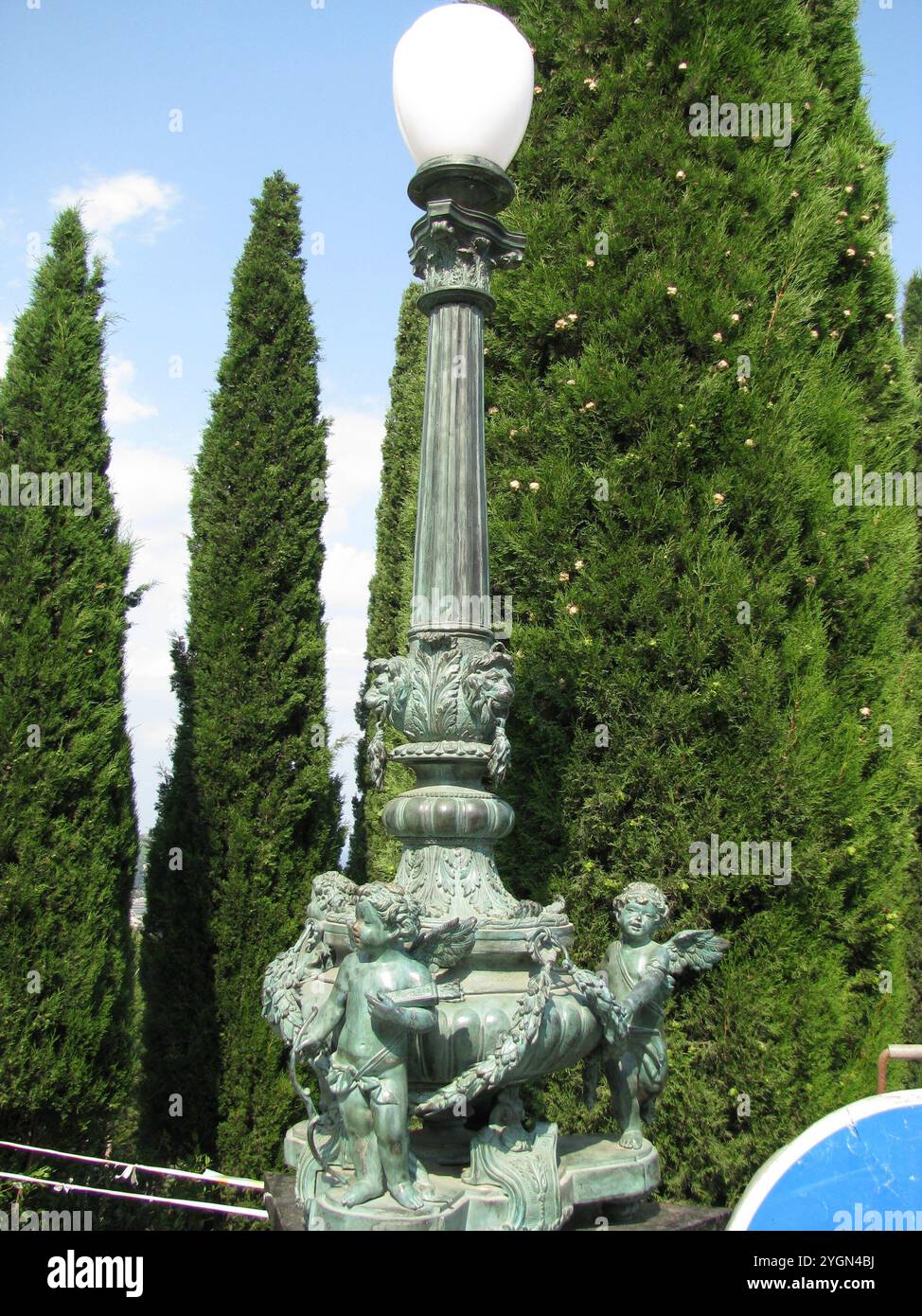 Partenit, Krim, Ukraine - 11. Juli 2011: Aivazovsky Park. Eine Laterne, die mit Bronzestuben von Kuppiden und Nymphen verziert ist. Stockfoto
