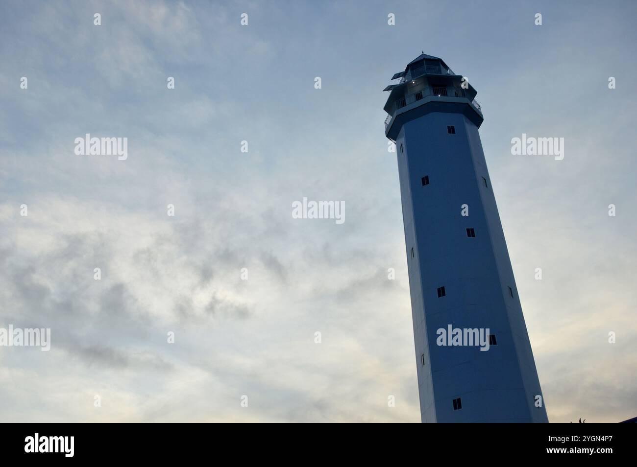 Der weiße Turm des Leuchtturms Tanjung Batu Tarakan - Indonesien Stockfoto