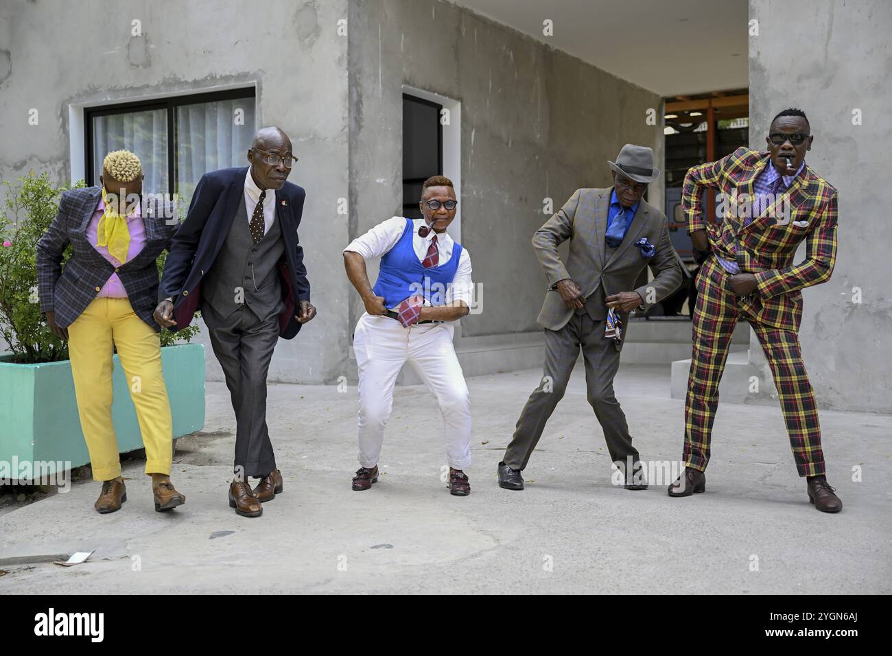 Sapeurs, Mitglieder der Societe des Ambianceurs et des Personnes elegantes (SAPE), Gesellschaft der Entertainer und stilvollen Menschen, Brazzaville, Republ Stockfoto