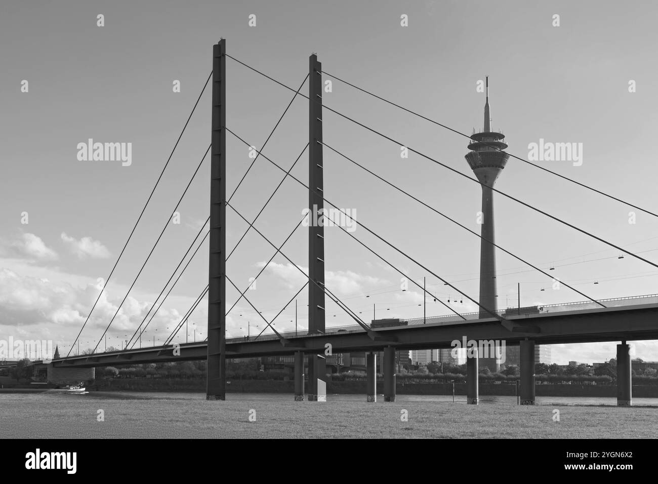 Rheinknie-Brücke und Rheinturm, Seilbrücke von 1969, Düsseldorf, Nordrhein-Westfalen, Deutschland, Europa Stockfoto