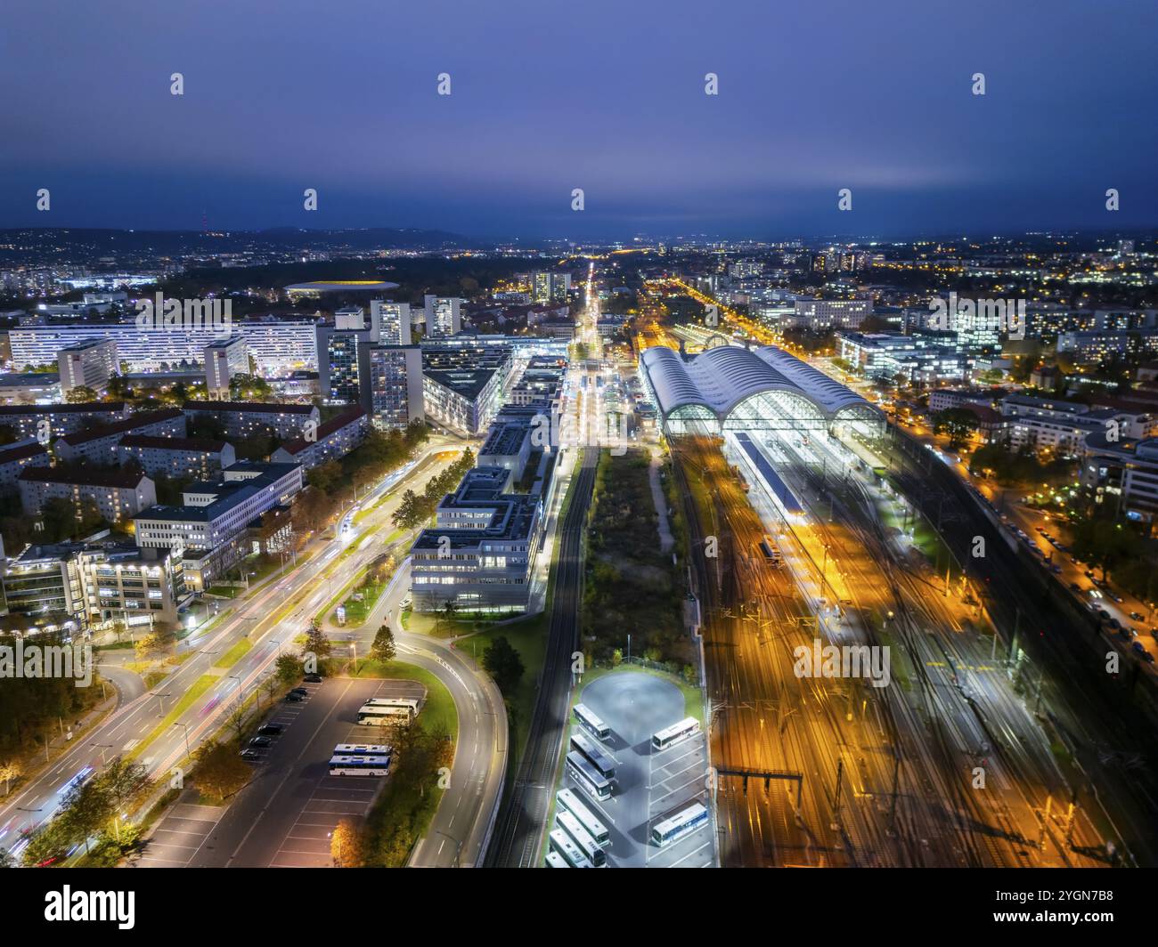 Dresden Hauptbahnhof mit Teflondach am Wiener Platz bei Nacht, Dresden Luftaufnahme bei Nacht, Dresden, Sachsen, Deutschland, Europa Stockfoto