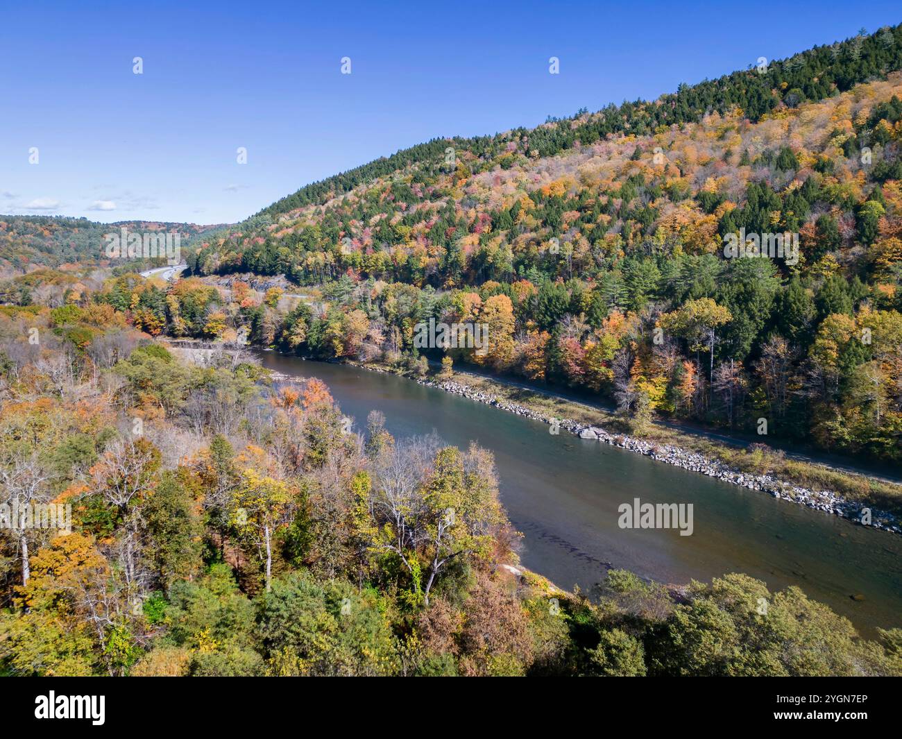 Aus der Vogelperspektive der herbstlichen Farben rund um den weißen Fluss in der kleinen Stadt royalton in vermont, usa Stockfoto