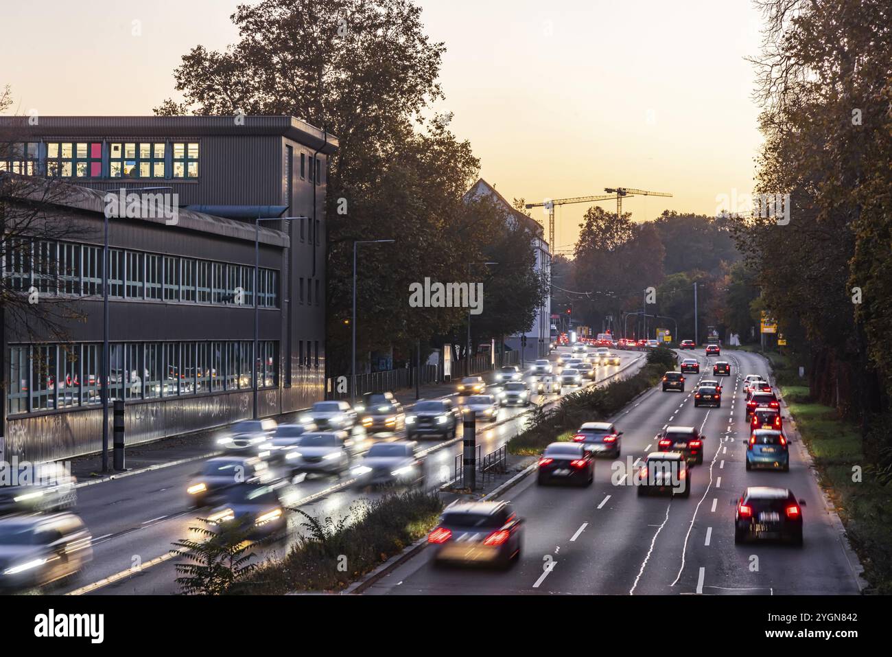Innenstadt Straße mit starkem Verkehr am Abend. Dynamische Lichtspuren mit langer Belichtungszeit. Sonnenuntergang. Sechsspurige Bundesstraße am Neckartor in Stockfoto