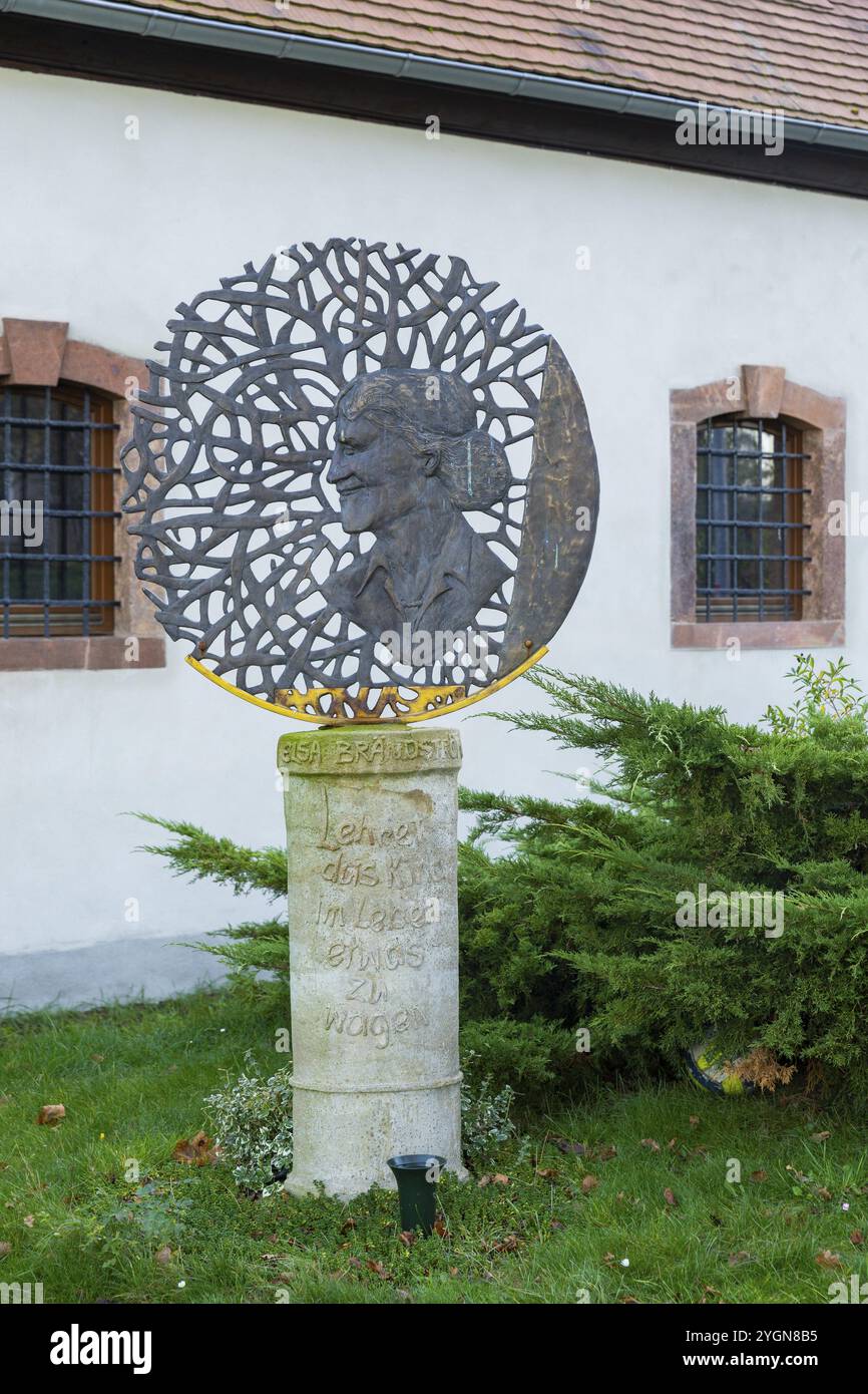 Schloss Neusorge, Elsa Braendstroem Denkmal vor dem Schloss, Zschoeppichen, Zschoeppichen, Sachsen, Deutschland, Europa Stockfoto