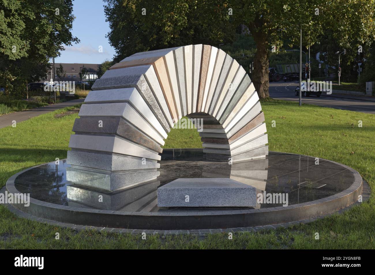 EU-Brückenstein, Skulptur aus 27 Natursteinen aus den EU-Mitgliedstaaten von Bildhauer Axel Otterbach, Bad Waldsee, Oberschwaben, Baden-Wuertt Stockfoto