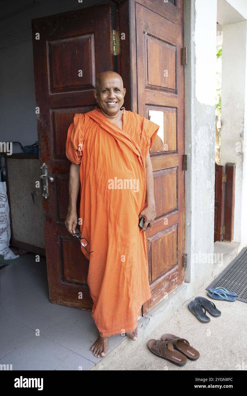 Sastrawelliye Dhammakiththi, 59 Jahre alt, Hauptmönch am Tempel der Avukana Buddha Statue, Zentralprovinz, Sri Lanka, Asien Stockfoto